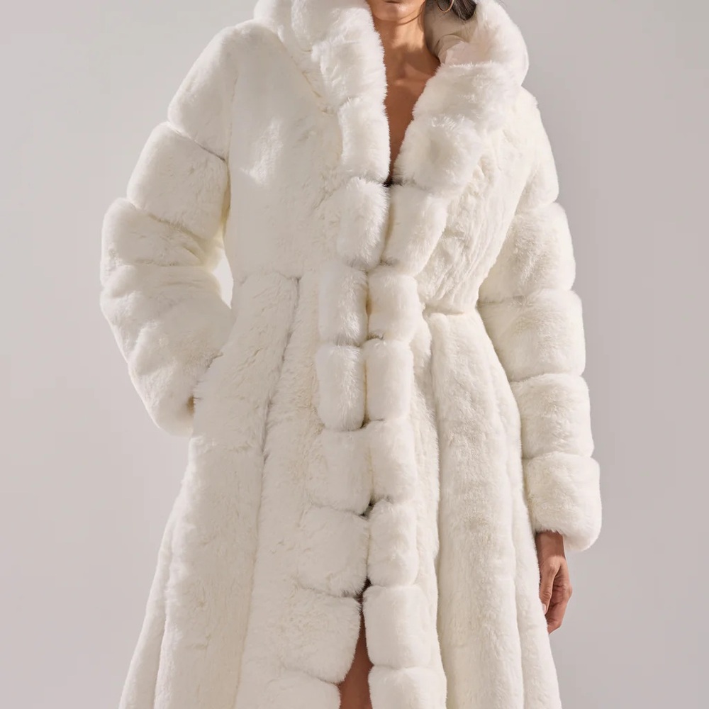 AKIRA BERLIN HOODED FAUX FUR IN WHITE Size L/XLL/XL